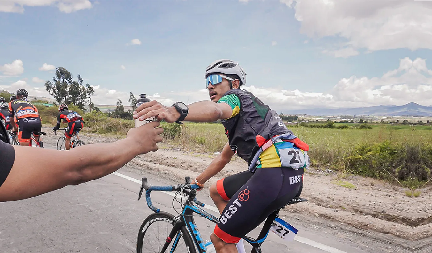 ¿Cómo se alimentan e hidratan los ciclistas en plena carrera?