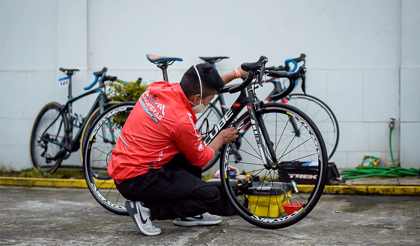 Los mecánicos: los mejores aliados de los ciclistas en la Vuelta al Ecuador Banco Pichincha
