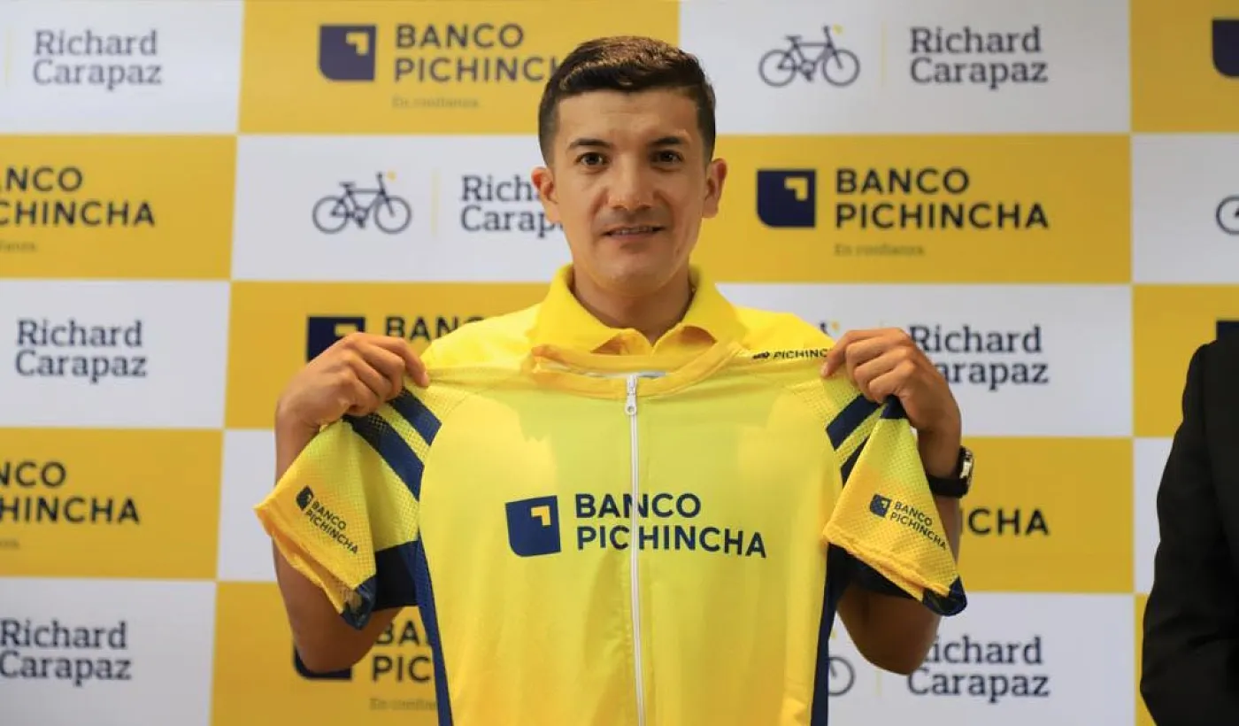 Richard Carapaz viste de amarillo junto a Banco Pichincha