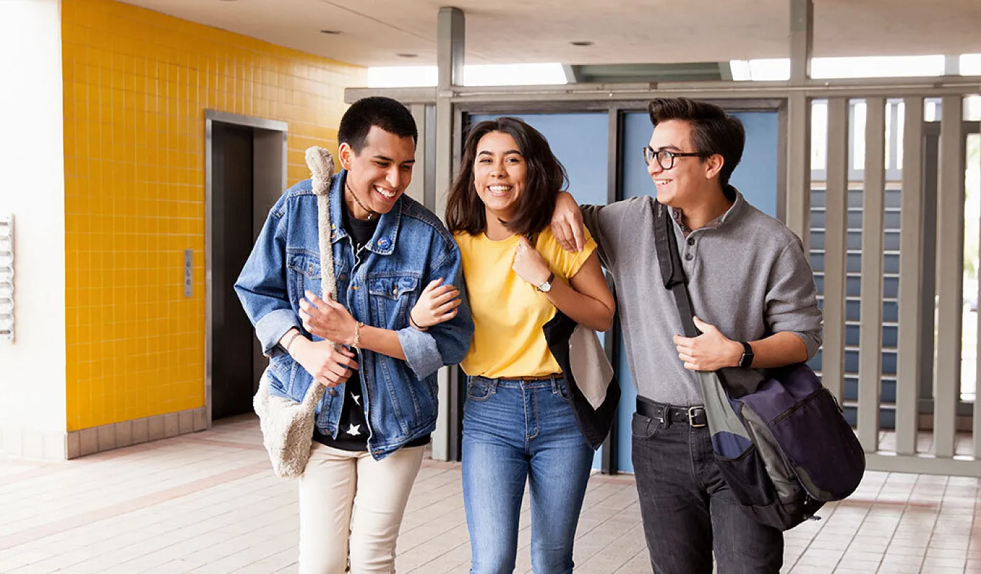 ¿Qué tipos de estudios cubre un préstamo estudiantil en Ecuador y el exterior?