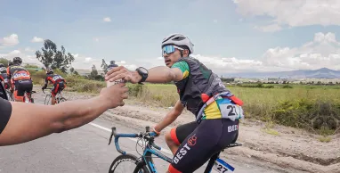 ¿Cómo se alimentan e hidratan los ciclistas en plena carrera?