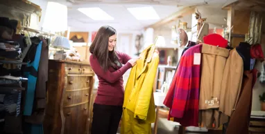 La moda de reusar: consejos para comprar ropa de segunda mano