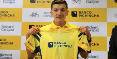 Richard Carapaz viste de amarillo junto a Banco Pichincha