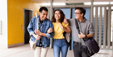 ¿Qué tipos de estudios cubre un préstamo estudiantil en Ecuador y el exterior?